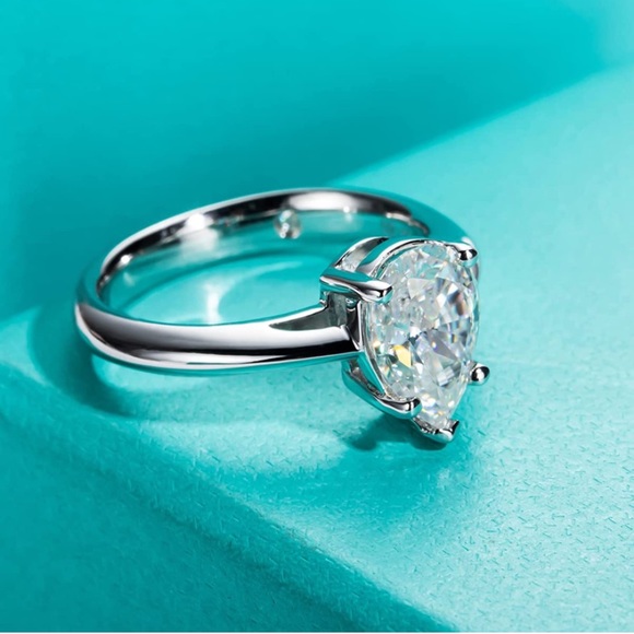 18k 2.5 cttw Pear Moissanite Diamond Solitaire Ring - Picture 3 of 8